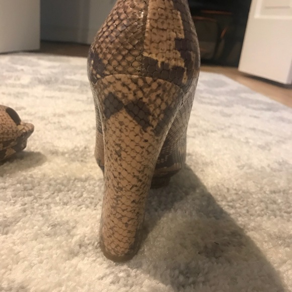 BCBG PLATFORMS - Picture 3 of 6